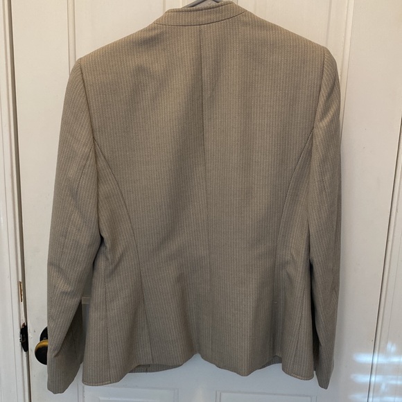 Beautiful tan with white stitching Tahari suit jacket. Size 6. NWOT. - Picture 7 of 7